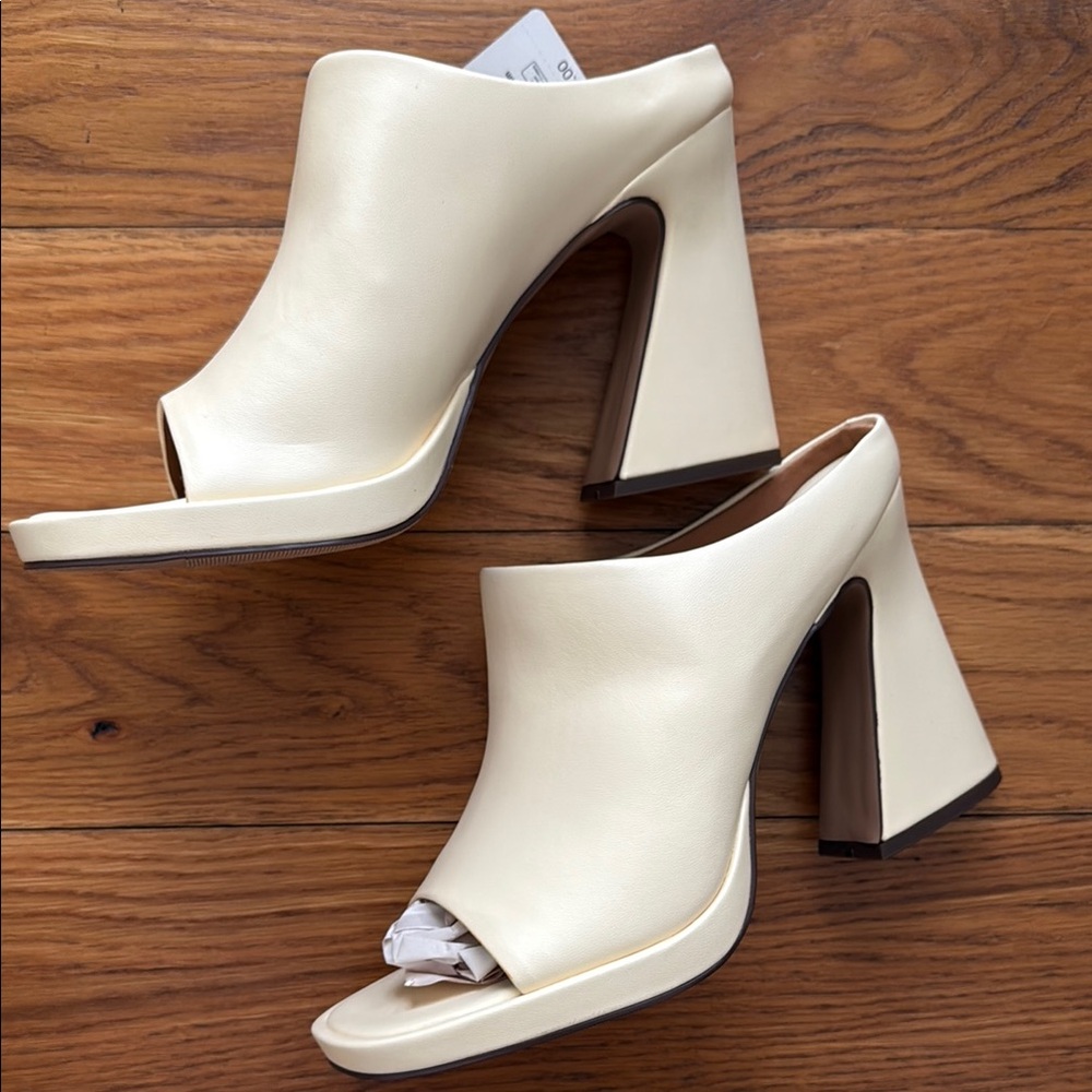 NWT 70s-inspired chunky flare platform heels sandals creamy faux leather size 10